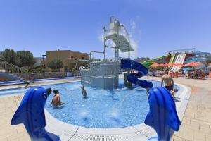 eine Gruppe von Menschen, die in einem Wasserpark spielen in der Unterkunft Aegean Blue Villa's - All Inclusive & Water park in Kalathos