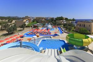 Bild eines Wasserparks mit Wasserrutsche in der Unterkunft Aegean Blue Villa's - All Inclusive & Water park in Kalathos