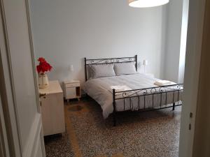 - une chambre dotée d'un lit avec un cadre noir dans l'établissement apartment genova central, à Gênes