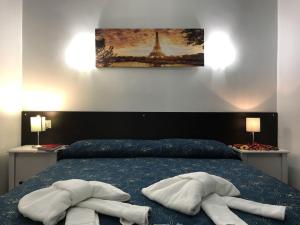 ローマにあるロカンダ オテッロのベッドルーム1室(ベッド1台、タオル2枚付)