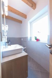 Koupelna v ubytování Guesthouse Dolomiten + 23 fotografií