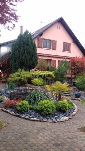 un jardín frente a una casa en studio Fleurette, en Ittlenheim