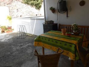 a table with a green table cloth on it in a room at Main(schlaf)erlebnis in Karlstadt