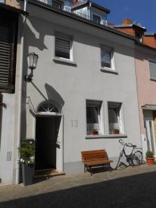 a white building with a bench in front of it at Main(schlaf)erlebnis in Karlstadt