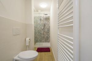 e bagno con servizi igienici e cabina doccia. di Capponi Suite a Firenze