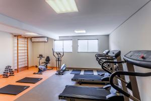 einen Fitnessraum mit mehreren Laufbändern und Kardiogeräten in der Unterkunft Blue Tree Towers Bauru in Bauru