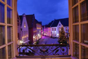uma árvore de Natal numa rua da cidade à noite em Markthotel Warendorf em Warendorf