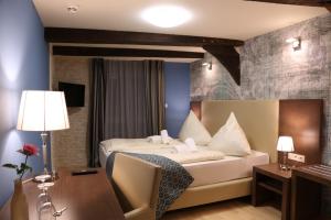 a hotel room with a bed and a desk at Markthotel Warendorf in Warendorf