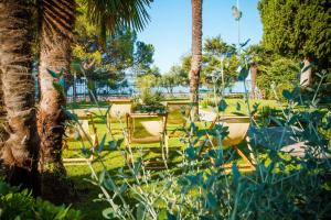 Κήπος έξω από το Hotel Marko