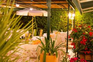 Κήπος έξω από το Hotel Marko
