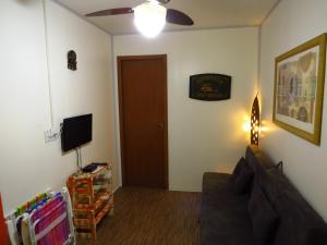 TV a/nebo společenská místnost v ubytování Ekontainer Hospedaria Praia Do Rosa