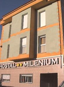 un edificio con una señal que lee el milenio del hospital en Hostal Milenium, en Els Monjos