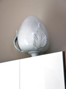 ターラントにあるCASA FELICE Suite Roomの白い棚の上の銀鉢