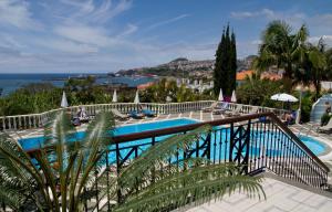 uma vista para uma piscina e para o oceano em Hotel Quinta Bela S Tiago em Funchal