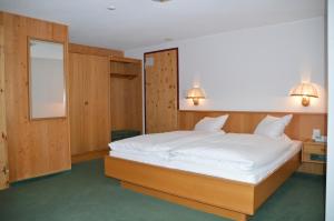 Postel nebo postele na pokoji v ubytování Hotel Seeblick