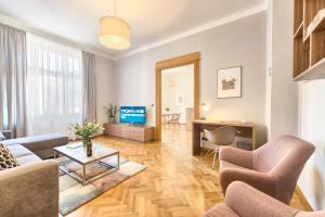 uma sala de estar com um sofá e uma mesa em Spacious And Bright Apartment Dusni 13 em Praga