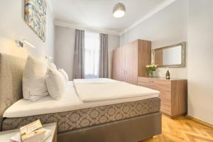 Postel nebo postele na pokoji v ubytování Spacious And Bright Apartment Dusni 13