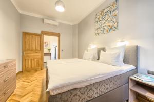 Postel nebo postele na pokoji v ubytování Spacious And Bright Apartment Dusni 13