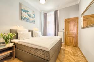 Postel nebo postele na pokoji v ubytování Spacious And Bright Apartment Dusni 13