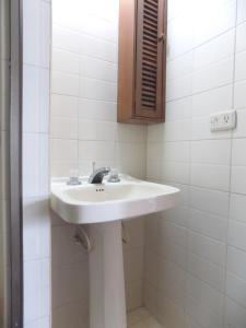 uma casa de banho branca com um lavatório e um espelho em Room and private Bathroom at Chapinero Alto em Bogotá