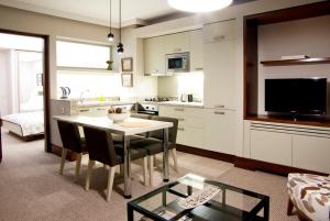 cocina y sala de estar con mesa y sillas en 116 Residence, en Estambul