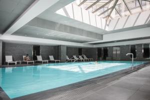 Bazén v ubytování Relais Spa Chessy Val d'Europe nebo v jeho okolí