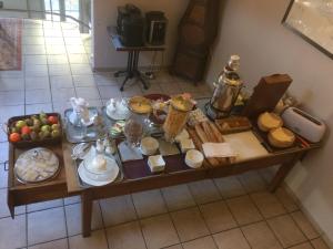 una mesa llena de comida encima de una mesa en Logis Hôtel du Commerce, en Volvic