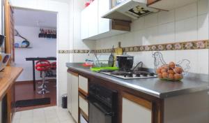 una cocina con una barra con un bol de fruta. en Room and private Bathroom at Chapinero Alto, en Bogotá