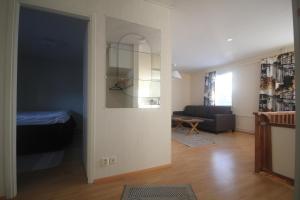 een kamer met een bed en een woonkamer met een bank bij Jääskän Loma Ratatie 3 asunto 4, Kauhava in Kauhava +9 foto's