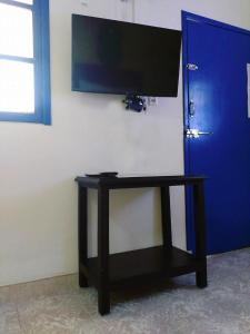 Televiisor ja/või meelelahutuskeskus majutusasutuses Hostal Las Cruces