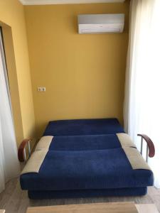 um quarto com uma cama azul e um cobertor azul em Griboedovi N.6 em Batumi