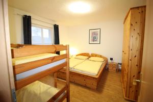 a room with two bunk beds and a window at Feriendomizil am Hafen in Zingst