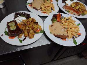 um grupo de pratos de alimentos sobre uma mesa em Hotel Restaurant Stern em Mannheim
