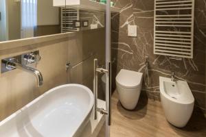 La salle de bains est pourvue d'un lavabo et de toilettes. dans l'établissement In Dies Affittacamere, à Matera