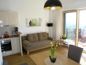 ein Wohnzimmer mit einem Sofa und einem Tisch in der Unterkunft Apartmenthaus STYRIA in Bad Gleichenberg
