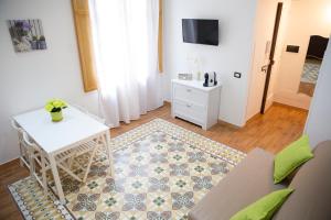 Televízia a/alebo spoločenská miestnosť v ubytovaní Oltremare appartamenti