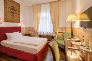 Ένα ή περισσότερα κρεβάτια σε δωμάτιο στο Hotel Deutscher Kaiser