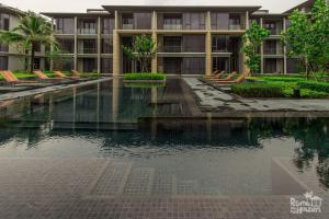 Bazén v ubytování Baan Mai Khao Condominium nebo v jeho okolí