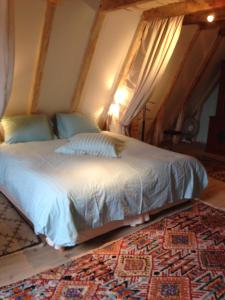 Un pat sau paturi într-o cameră la Le Carroy Brion