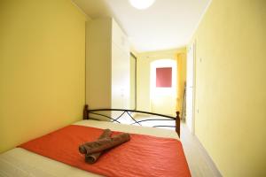 Un dormitorio con una cama con un palo de madera. en Apartments Split en Split