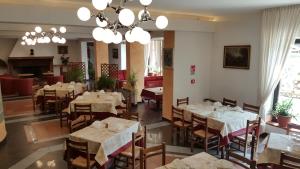 مطعم أو مكان آخر لتناول الطعام في Hotel del Lago Ampollino