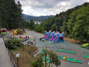 um parque infantil com um monte de escorregas num parque em Hotel del Lago Ampollino em Torre Caprara