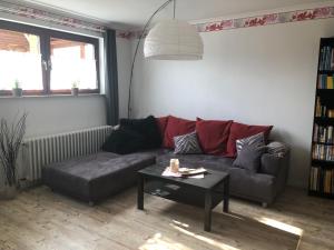 - un salon avec un canapé et une table dans l'établissement Ferienwohnung Liebing, à Bad Sachsa