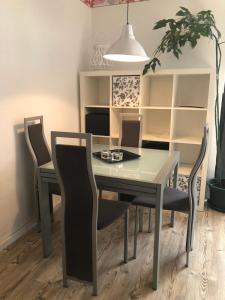 - une table à manger et des chaises dans une pièce dans l'établissement Ferienwohnung Liebing, à Bad Sachsa