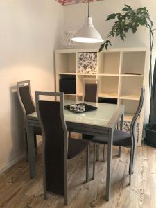 a dining room table and chairs in a room at Ferienwohnung Liebing in Bad Sachsa