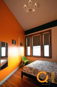 Een bed of bedden in een kamer bij Q4 Hotel and Hostel
