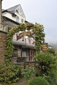 a building with an arch of ivy on it at Ferienweingut Arnold Fuhrmann & Sohn in Ellenz-Poltersdorf