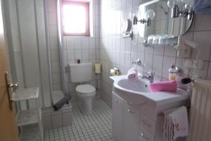 Łazienka w obiekcie Gästehaus Kübler