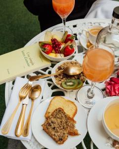 - une table avec des assiettes de nourriture et de boissons dans l'établissement Hôtel de Joséphine BONAPARTE, à Paris