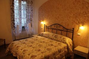A bed or beds in a room at Il Castellaro